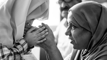 Anak Tidak Pernah Menjenguk Orang Tuanya hingga Meninggal Dunia, Simak Hadis Pentingnya Berbakti kepada Orang Tua