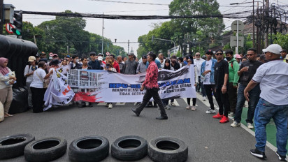 Geruduk Gedung KPU dan Bawaslu RI, Massa Aksi Tuntut Hasil Rekapitulasi DPRD DKI Jakarta