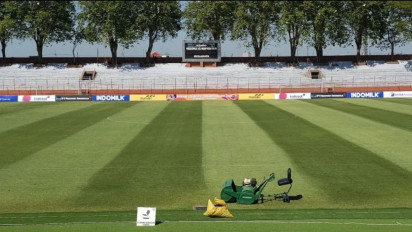 Reaksi Pemain Australia Melihat Beberapa Pohon Besar di Dalam Stadion Gelora 10 November