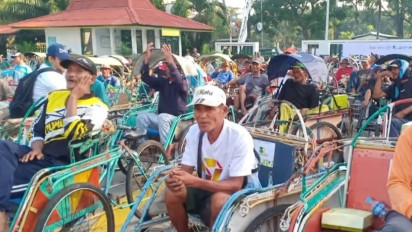 Ratusan Tukang Becak di Gresik Pagi Buta Serbu SOR Tri Dharma Demi Paket Bantuan