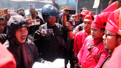 Puluhan Pemuda Berunjuk Rasa Buntut Polemik Hilangnya Kunci Brankas Benda Pusaka dan Mahkota Kerajaan Gowa