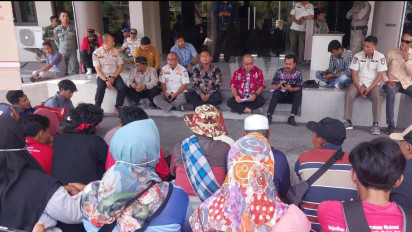 Muak dengan Pungli Pembuatan Sertfikat Tanah, Puluhan Warga Berunjuk Rasa di Depan Kantor Bupati Sumbawa
