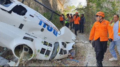 Penampakan Helikopter Jatuh di Badung Bali, Tiga Orang Dilarikan ke RS