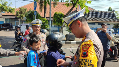 Operasi Patuh Candi 2024 kasatlantas Polres Purworejo Bagi-Bagi Helm dan Jajan Untuk Pengemudi Tertib Berlalu Lintas