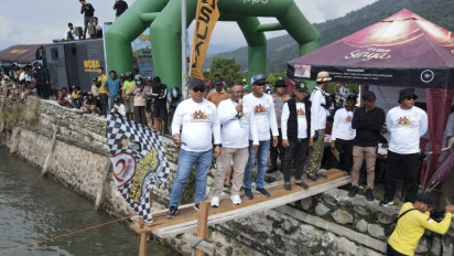 Meriahkan HUT Bhayangkari ke-78, Ramai-ramai Warga Ikut Lomba Perahu Bala-bala Polres Palopo