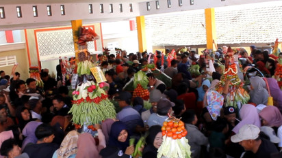 Tradisi Grebeg Suro Warga Desa Penanggal di Lereng Gunung Semeru, Warga Berebut Puluhan Gunungan Hasil Bumi