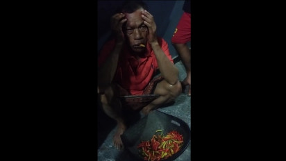 Kepergok Gondol Sekarung Cabai, Maling Dipaksa Makan Cabai Mentah hingga Motor Pelaku Ludes Dibakar Warga