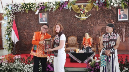 Bertukar Cinderamata, Delegasi 8 Negara di B-TIFF Disambut Pj Bupati Bojonegoro