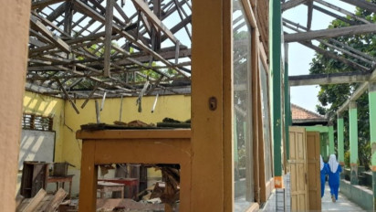 Atap Dua Ruang Kelas SMP Negeri di Serang Banten Ini Sudah Satu Tahun Tak Kunjung Diperbaiki