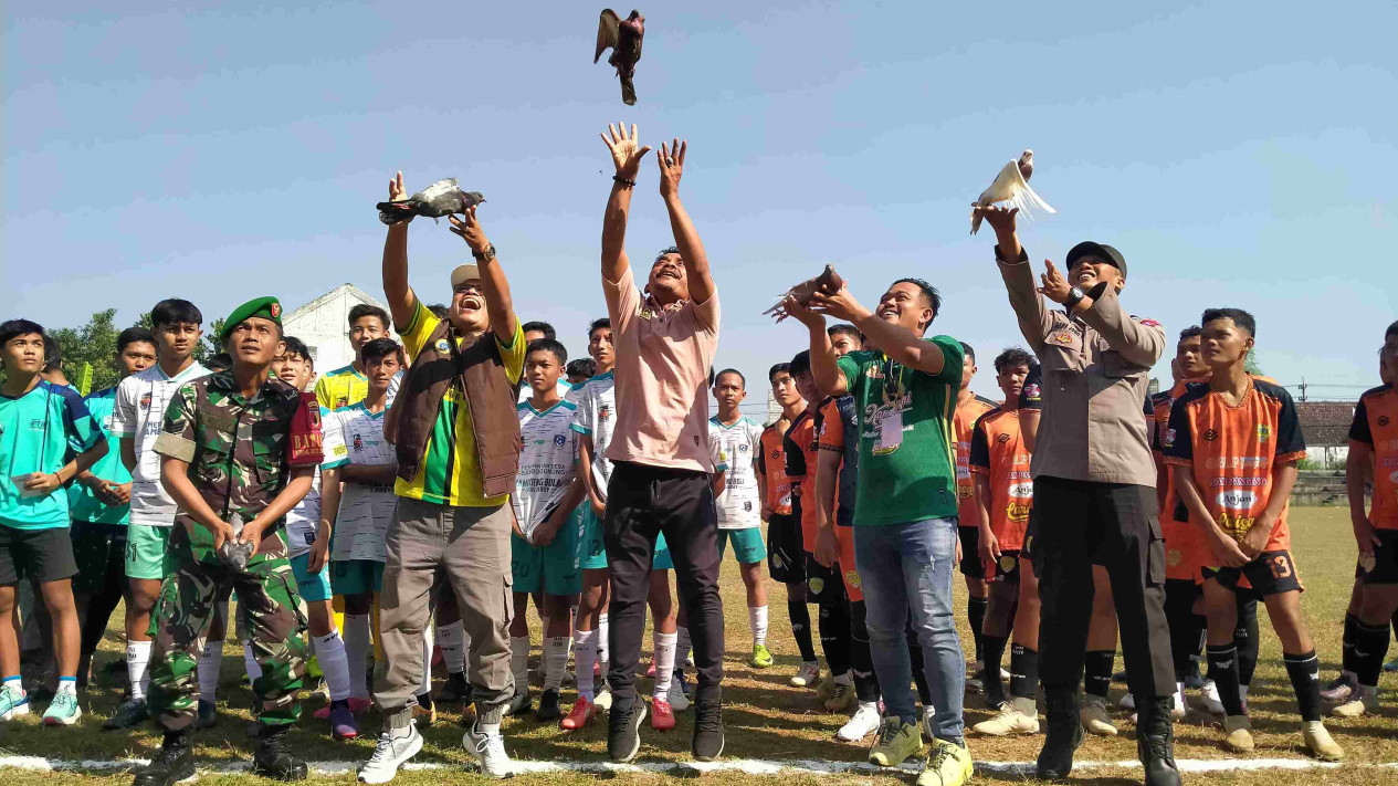 Peduli Sepakbola Nasional, Grestara Gandeng Unigres Gelar Turnamen Sepakbola U-18 Berhadiah Kuliah Gratis
            - galeri foto