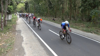 Bersarung di TdBI 2024, Bupati Banyuwangi Lepas 99 Pembalap dari 20 Tim