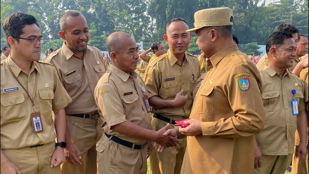 Maju di Pilkada Jombang 2024, Pj Bupati Sugiat Pamitan ke Seluruh ASN
            - galeri foto