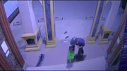 Detik-Detik Pencurian Kotak Amal di Masjid Nurul Qalbi Maros