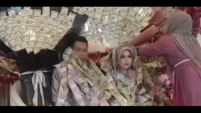 Viral Resepsi Pernikahan Pasangan Pengantin Berkalung Uang Dolar di Bangkalan, Ini Profil Kedua Mempelai