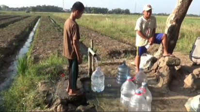 Rasanya Alami dan Segar, Warga Sukomoro Nganjuk Ramai-ramai Berburu Air Bersih Siap Minum di Area Persawahan