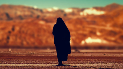 Perintah Wanita Menurunkan Kerudung hingga Menutupi Dada, Surah An Nur Ayat 31