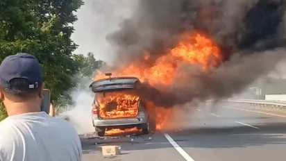 Alami Korsleting Listrik, Mobil Rombongan Takziah asal Tangerang Terbakar di Tol Semarang-Solo