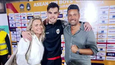 Pemain Timnas Indonesia U-19 Jens Raven bersama kedua orang tuanya, Bjorn Raven dan Sabrina,
