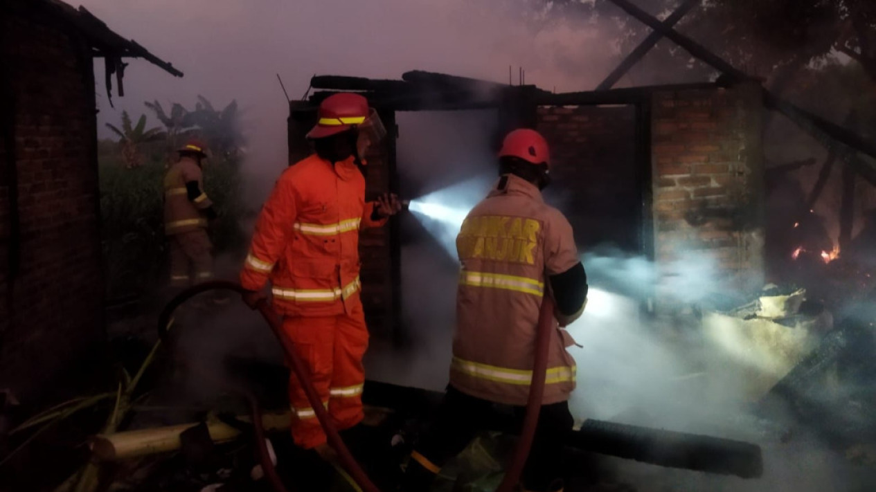 Kebakaran Hebat di Rejoso Nganjuk, Rumah dan Kandang Ternak Warga Ludes Terbakar
            - galeri foto