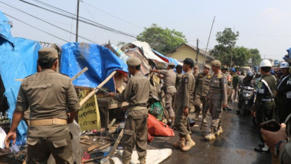 Satpol PP Tertibkan Lapak Liar di Pasar Ciherang Kabupaten Serang