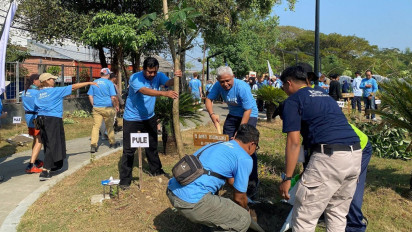 B-TIFF, Para Delegasi 8 Negara Diajak Tanam Pohon di Taman Bengawan Solo