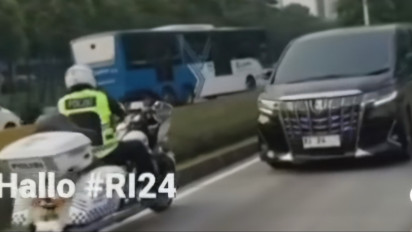 Mobil Dinas Pelat RI 24 Terjebak di Jalur Trans Jakarta, Dirlantas Polda Metro Angkat Bicara