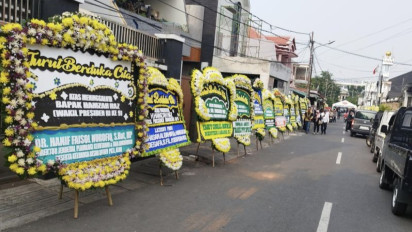 Karangan Bunga Ucapan Duka Cita Berjejer Sepanjang Jalan Menuju Rumah Duka Hamzah Haz