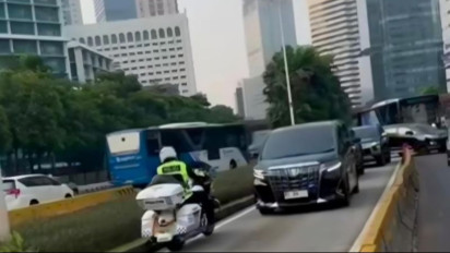 Viral Mobil Dinas Kementerian Melintas di Jalur Busway dengan Kawalan Patwal di Thamrin