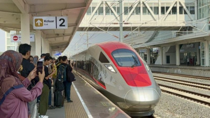 Presiden Jokowi Evaluasi Tren Penumpang dan Kinerja Kereta Cepat Whoosh