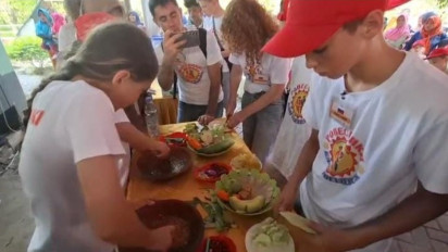 Serunya B-TIFF 2024, Ajak Bule "Nguleg Rujak dan Main Musik Lesung, juga Berjoget Oklik