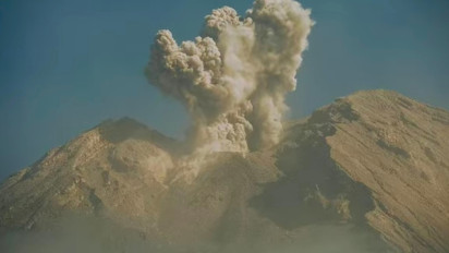 Alami Erupsi, Gunung Semeru Semburkan Kolom Abu Setinggi 900 Meter Pagi Ini