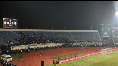 Tribun Selatan dan Utara Ditutup, Ribuan Bobotoh Paksa Pindah Tribun dengan Kondusif