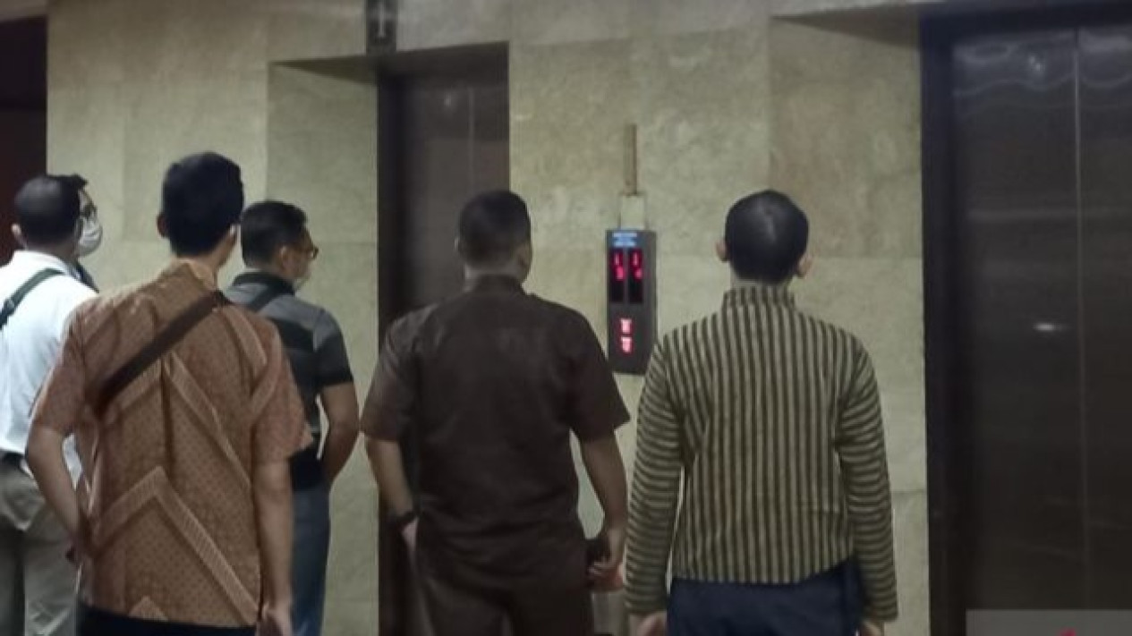 KPK Geledah Sejumlah Kantor di Semarang, Termasuk Gedung DPRD Jawa Tengah
            - galeri foto
