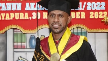 Bisa Cetak Gol ke-100 di Usia 40 Tahun, Sang 'Mutiara Hitam' Timnas Indonesia Ini Juga Nikmati Hidup Jadi PNS