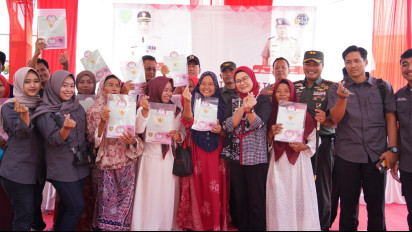 Ratusan Warga Krangkeng Indramayu Sumringah, Bupati Nina Agustina Serahkan Sertifikat Tanah