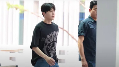 OTW Menghirup Udara yang Sama, Kim Seon Ho Sudah Terlihat di Bandara Menuju Jakarta untuk Fanmeeting Besok