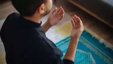 Ilustrasi membaca Doa Qunut saat shalat Subuh