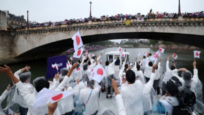 Momen Parade Atlet Olimpiade Paris Diguyur Hujan Deras