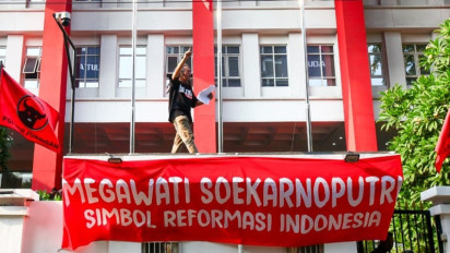 Memperingati Peristiwa Kudatuli 1996, Puisi Widji Thukul Hingga Teatrikal Penyerangan Ditampilkan di Kantor PDIP
