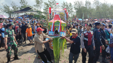 Tradisi Budaya Sedekah Laut Kertojayan Disaksikan Ribuan Warga