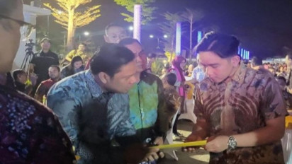 Gibran Terima Penghargaan di Pembukaan Porwanas XIV 2024