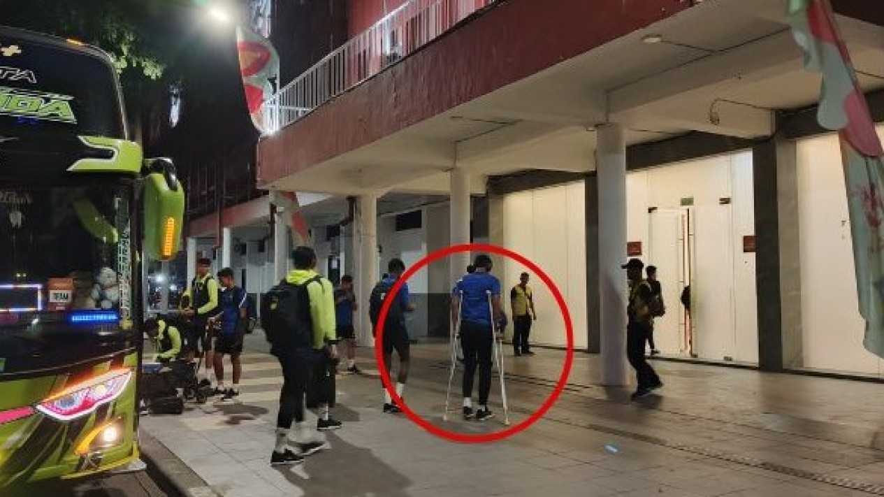 Kabar Buruk Menerpa Malaysia, Bek Andalan Harimau Malaya Gunakan Tongkat Jelang Perebutan Tempat Ketiga Piala AFF U-19
            - galeri foto