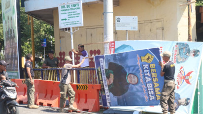 Diduga Langgar Aturan, Satpol PP Kota Probolinggo Turunkan Paksa Puluhan Banner Pilkada 2024