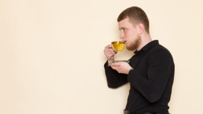 Islam Larang Kebiasaan Adab Makan dan Minum Sambil Posisi Berdiri, Begini Dampak Bahayanya