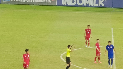 Aksi Riski Afrisal Tukar Sepatu 'Beda Sebelah' saat Timnas Indonesia U-19 Unggul Sementara atas Thailand di Final Piala AFF U-19 2024