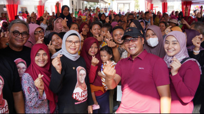 Diberikan Sembako Murah dari Bupati Nina Agustina, Warga  Terimakasih Ibu Nina