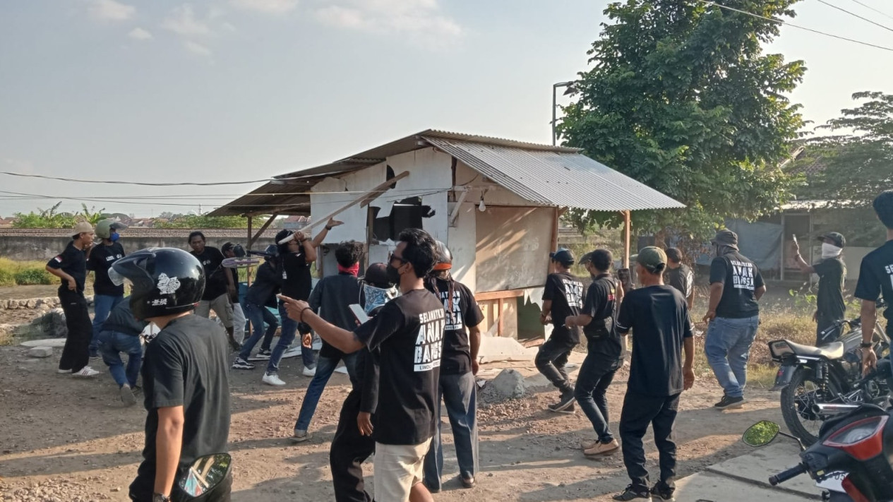Ormas Gerebek dan Bongkar Sejumlah Toko Obat Terlarang Berkedok Warung Kelontong di Brebes
            - galeri foto