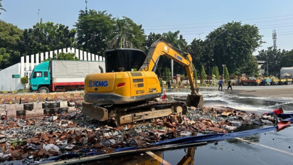 Dirjen Bea dan Cukai Musnahkan 162.708 Botol Minuman Keras dan Jutaan Rokok Ilegal
