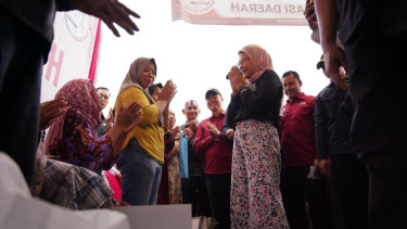 Sumringah Diberi Sembako Murah, Warga Gabuswetan Indramayu : Terimakasih Bupati Nina Agustina