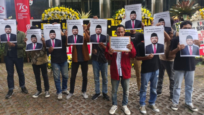 Tim Pengawas DPR Temukan Indikasi Korupsi dalam Penyelenggaraan Haji, Mahasiswa Gelar Aksi di Depan Gedung KPK